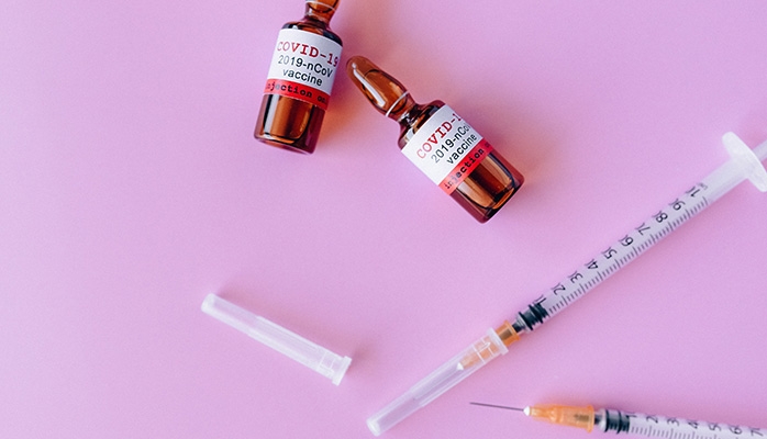Vaccins contre le Covid-19 : les laboratoires sont-ils « exemptés de leur responsabilité financière » en cas d’effets indésirables ?